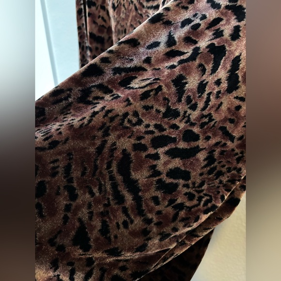 Leopard Print Velvet Blouse - Picture 2 of 4